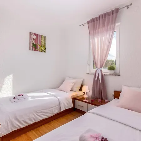 Marija Mit Gemeinschaftspool By Interhome Apartman Crikvenica